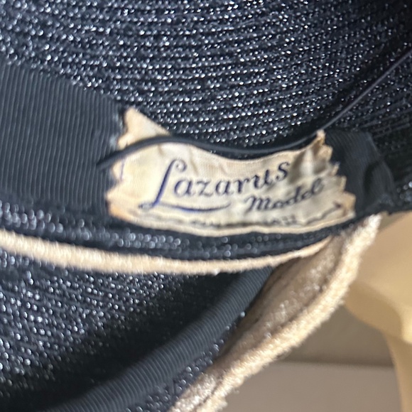 IMPRESSIVE 1940s BLACK STRAW WITH POINTY CROWN - VELOUR & PEARL TRIM + FEATHER - Picture 13 of 13